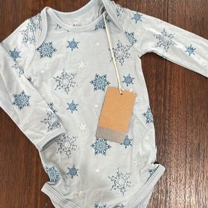 Kyte Baby snowflake body suit 6-12 months with tag